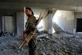 Un combattant des forces démocratiques syriennes (FDS) dans un immeuble détruit, le 21 septembre 2017 à Raqa