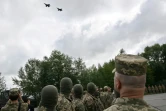 Des chasseurs F-16 livrés à l'Ukraine en vol lors d'une cérémonie dans un lieu tenu secret en Ukraine, le 4 août 2024  