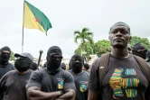 Le porte-parole du collectif des 500 frères, cagoulés, Mikael Mancee manifeste devant la préfecture à Cayenne le 7 avril 2017 