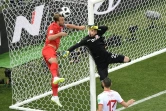 L'attaquant de l'Angleterre Harry Kane (à g.) face au gardien de la Tunisie, Mouez Hassen, lors du Mondial, à Volgograd, le 18 juin 2018 