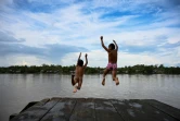 Des enfants de l'ethnie Wounaan sautent dans le fleuve San Juan, dans le département du Choco en Colombie, le 24 avril 2019