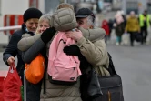 Les membres d'une même famille de réfugiés ukrainiens se retrouvent après avoir passé la frontière à Medyka, en Pologne, le 6 mars 2022