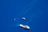 Photo fournie par l'Armée de l'Air de deux bateaux qui récupèrent des hydrocarbures au large de Solenzara 