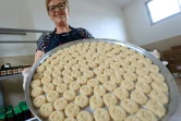 Eftali Qerimi montre un plateau de loukoums d'amande à l'eau de rose dans son atelier à Përmet, le 28 mai 2025 en Albanie