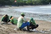 Nettoyage des déchets plastiques sur une plage de Bali, le 19 décembre 2017