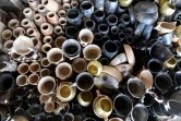 Des pots et des récipients fabriqués par Sabiha Ayari, une potière tunisienne de Sejnane, le 14 mars 2019