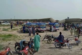 Des ambulances à proximité du lieu où un train a déraillé faisant au moins 15 morts, le 6 août 2023 à Nawabshah, dans le sud du Pakistan