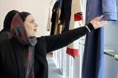 Une Iranienne regarde les créations présentées lors de l'exposition ayant lieu dans le cadre du festival national de la mode à Téhéran, et les vêtements conçus par de jeunes designers iraniens, le 21 janvier 2024