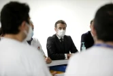 Le président français Emmanuel Macron s'entretient avec des personnels soignants à l'hôpital de Poissy Saint-Germain-en-Laye près de Paris, le 17 mars 2021
