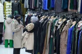 Des femmes dans une boutique de vêtements nationaux au bazar Korvon à Douchanbé, le 2 décembre 2024 au Tadjikistan