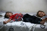 Deux fillettes syriennes blessées par des bombardements sont allongées sur un lit d'hôpital dans le nord de la province d'Idleb, le 20 août 2019