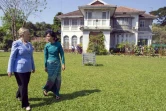 Aung San Suu Kyi et l'ancienne secrétaire d'État américaine Hillary Clinton (g), dans le jardin de la résidence de l'opposante birmane, à Rangoon, le 2 décembre 2011