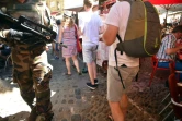 Un légionnaire patrouille au milieu des touristes le 2 août 2016 à Carcassonne