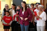 La Première ministre travailliste néo-zélandaise Jacinda Arden visite un bureau de vote a Auckland, le 17 octobre 2020 jour des élections 