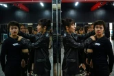 De jeunes Vietnamiennes apprennent à prendre la pose pour se photographier avec leur téléphone portable, dans un studio à Hanoï le 2 mars 2021