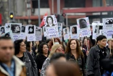 Des portraits de personnes disparues pendant la dictature militaire lors d'une marche commémorant le 50e anniversaire du coup d'État militaire mené par le général Augusto Pinochet, le 10 septembre 2023 à Santiago du Chili