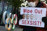 Un manifestant tient une pancarte demandant la démission du président du comité d'organisation des Jeux olympiques de Tokyo Yoshiro Mori, critiqué pour sexisme, devant le musée olympique de la capitale japonaise le 11 février 2021