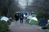 Des migrants dans un camp de fortune le 16 décembre 2016 à Saint-Denis