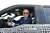 Joe Biden conduit un véhicule électrique, le Ford F-150, à Dearborn, dans le Michigan le 18 mai 2021