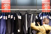 Des vêtements à prix réduits le 2 janvier 2017 dans un magasin à Talange 
