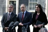 Des membres du parti nord-irlandais DUP Jeffrey Donaldson (g), Nigel Dodds (c) et Emma Pengelly font une déclaration devant le 10 Downing Street après une rencontre avec la Première ministre Theresa May, le 15 juin 2017 à Londres
