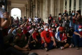 Le président cubain Miguel Diaz-Canel participe à un sit-in avec des étudiants en soutien au gouvernement, le 14 novembre 2021 près du Capitole, à La Havane 