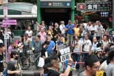 Des milliers de manifestants défilent le 11 août 2019 dans les rues de Hong Kong