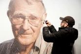 Un visiteur prend une photo du portrait d'Ingvar Kamprad, fondateur d'Ikea, le 28 janvier 2018 au musée Ikea d'Almhult, en Suède.