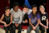 De g à d: Kenza, Louise, Nina-Rose, Jordan et Kilian lors d'une répétition du spectacle du cirque Aïtal au Muret, en Haute-Garonne, le 18 décembre 2021