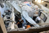Des Palestiniens inspectent les dégâts causés par une frappe israélienne sur une maison dans le camp de réfugiés de Nousseirat, dans le centre de la bande de Gaza, le 6 juillet 2024