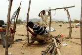 Des Yéménites ayant fui la ville de Hodeida, dans l'ouest du Yémen, construisent un abri dans un camp de déplacés dans la province de Hajjah, dans le nord du pays, le 19 juin 2018
