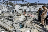 Des responsables militaires inspectent le centre de migrants de Tajoura, près de Tripoli, qui a été bombardé
