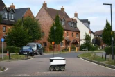 Un robot autonome appelé Starship en train de livrer des marchandises depuis le supermarché local Co-op à Milton Keynes, Angleterre, le 20 septembre 2021
