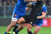 Le Français Kevin Gourdon (g) à la lutte avec le All Black Aaron Smith lors du 3e et dernier test-match, le 23 juin 2018 à Dunedin