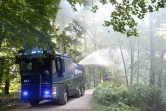 Des camions à eau de la police arrosent les arbres d'un parc de Hambourg le 25 juillet 2018.