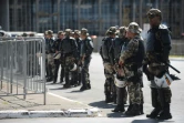 Des policiers montent la garde devant le bâtiment du congrès national à Brasilial le 17 avril 2016 avant le vote pour ou contre la destitution de la présidente Dilma Rousseff devant la chambre basse