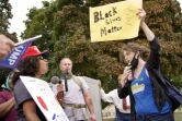 Partisans de Donald Trump et manifestants défendant le mouvement "Black Lives Matter" se parlent avant l'arrivée du président à Kenosha (Wisconsin), le 1er septembre 2020