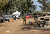 Un soldat israélien sur le site d'une attaque contre le festival de musique Supernova par des militants palestiniens, près du kibboutz Reim, le 10 octobre 2023 dans le sud d'Israël