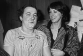 L'actrice Annie Duperey et l'humoriste Coluche à Paris le 19 février 1975