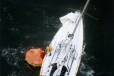 Le navigateur français Raphaël Dinelli est secouru par le skipper britannique Pete Goss, après son naufrage, le 27 novembre 1996 à quelque 2200 km au sud-ouest de Perth (Australie)