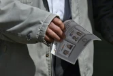 Un electeur tient un bulletin de vote lors du deuxième tour de la présidentielle colombienne à Bogota, le 17 juin 2018