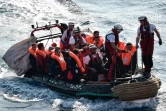 Des migrants transféré vers l'Aquarius, près des côtes libyennes, le 12 mai 2018