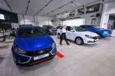 Des voitures parquées chez un concessionnaire Lada à Togliatti, en Russie, le 1er avril 2022