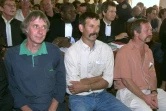 Procès devant le tribunal correctionnel de Millau le 30 juin 2000 de leaders de la Confédération paysanne, dont José Bové (D), pour le démontage d'un McDo en construction à l'été 1999