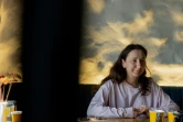 La journaliste ukrainienne Olha Kyrylenko, correspondante du média Ukraïnska Pravda, dans un café à Kramatorsk, dans la région de Donetsk, le 6 mai 2025