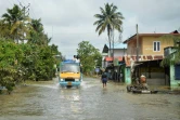 Un petit camion avance sur une rue inondée de Paravur, près de Cochin, au Kerala, le 20 août 2018