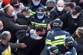 Des policiers essaient de disperser des manifestants soutenant l'ex-président géorgien Mikheil Saakachvili le 29 novembre 2021 à Tbilissi