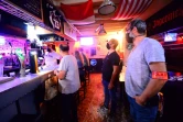 Des policiers français de la brigade des débits de boisson patrouillent dans un bar de Bordeaux, sud-ouest, pour contrôler le respect des mesures anti-coronavirus, le 4 septembre 2020
