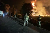 Des soldats se tiennent près de l'incendie sur un  oléoduc, à Tlahuelilpan (centre du Mexique) le 18 janvier 2019