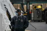 Un médecin se tient devant une tente qui doit servir de morgue pour les victimes du Covid-19 à New York, le 25 mars 2020
